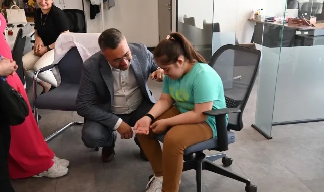 Büyükşehir’in “Ben Buradayım” projesinde bileklik dağıtımı sürüyor