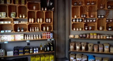 Efes Tarlası Bakkalı'ndan kadın üreticiye destek!