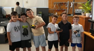 İzmirli çocuklar robotik dünyasıyla tanıştı