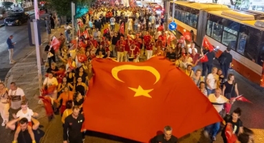 Zafer Korteji Buca’yı aydınlattı