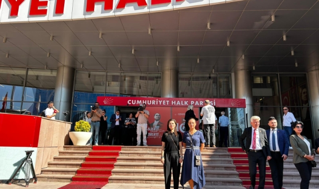 Başkan Sengel CHP Genel Merkezi önünden seslendi: Bugün demokrasi yargı önündeydi!