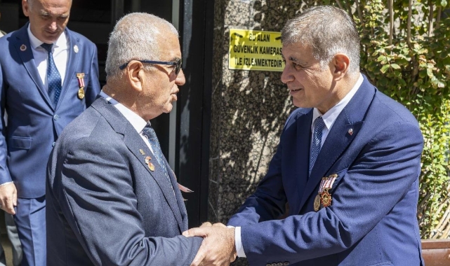 Başkan Tugay madalyaları ile katıldı... Sizi ailem gibi görüyorum