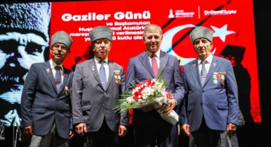 Başkan Tugay: Özgürlüğümüzü şehitlerimizin canına ve gazilerimizin cesaretine borçluyuz