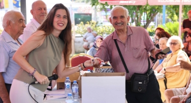 Çeşme'de 32 yıllık soruna neşter: 300 hak sahibi tapularına kavuştu