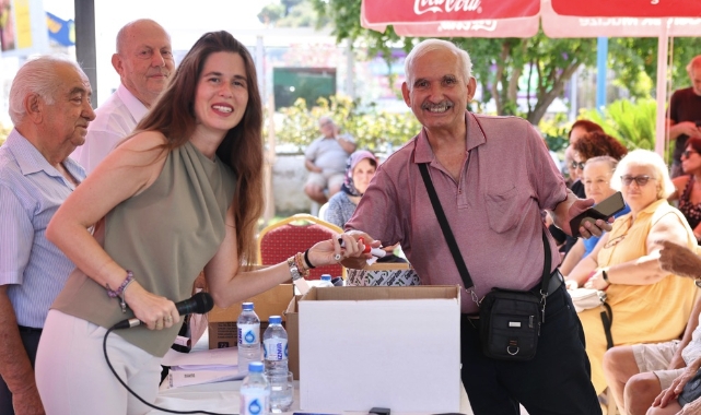 Çeşme&#039;de 32 yıllık soruna neşter: 300 hak sahibi tapularına kavuştu