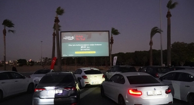 İzmir’de arabada film keyfi