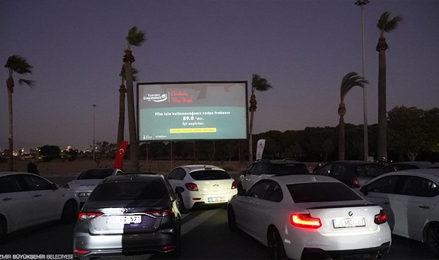 İzmir’de arabada film keyfi