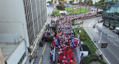 İzmir'de Uluslararası 9 Eylül İzmir Yarı Maratonu renkli görüntülere sahne oldu