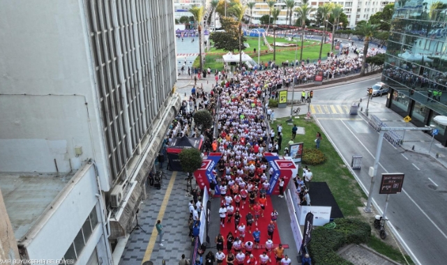İzmir&#039;de Uluslararası 9 Eylül İzmir Yarı Maratonu renkli görüntülere sahne oldu
