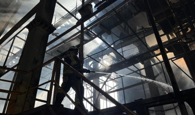 İzmir İtfaiyesi, ALOSBİ’deki fabrika yangınına müdahale etti