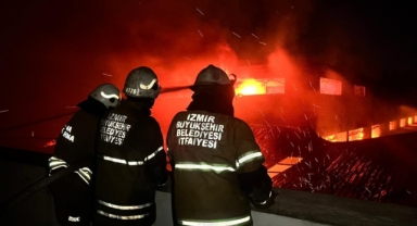 İzmir İtfaiyesi fabrikayı saran alevleri söndürdü