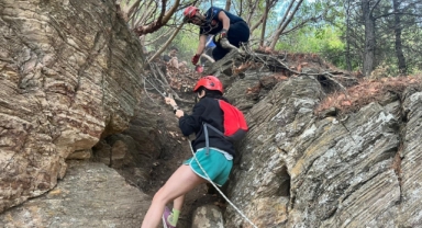 İzmir İtfaiyesi'nden nefes kesen operasyon! Mahsur kalan üç genç kurtarıldı
