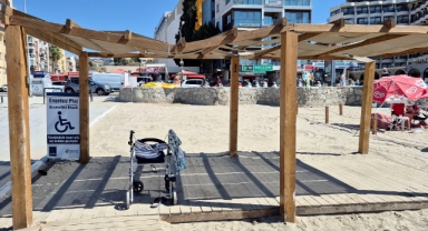 Kuşadası Belediyesi'nden engelli vatandaşlara 'gölgelik' desteği