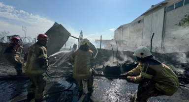Lastik deposu çevresindeki yangını söndürdü