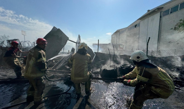 Lastik deposu çevresindeki yangını söndürdü