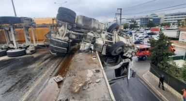 Tır şoförü viyadükte asılı kaldı... Faciadan kıl payı dönüldü