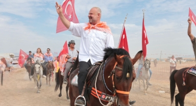 Türkiye'nin şampiyon atları Menemen'de yarıştı