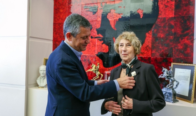 Ayşe Kulin CHP&#039;ye üye oldu