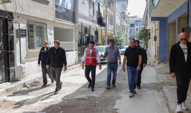 Başkan Önal çalışmaları sahada takip etti... Bayraklı&#039;da asfalt seferberliği...