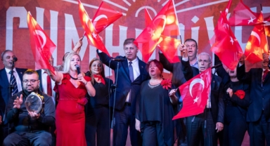 Başkan Tugay'dan 29 Ekim mesajı: Bayramları kutlamak en çok bu şehre yakışır