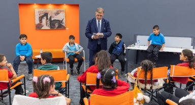 Başkan Tugay okudu, Kadifekaleli çocuklar dinledi