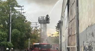 Bornova’daki depo yangınına itfaiyeden hızlı müdahale