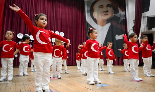 Bornovalı miniklerden Cumhuriyet coşkusu