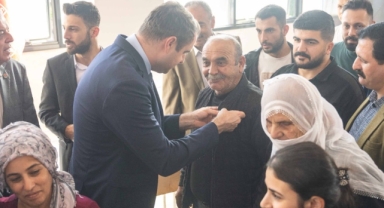 CHP Bornova'da üye akını... Rozetleri İl Başkanı Çağatay Güç taktı