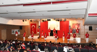 Çiğli Belediyesi Gençlik Tiyatrosu’ndan Cumhuriyet’e adanan gösteri