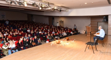 Çiğli'de duygu dolu gece: Aşık Veysel türkülerle anıldı