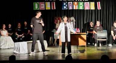 Genç İzmir’den tiyatroseverlere “Deli Bayramı” oyunu