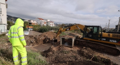 İzmir Büyükşehir Belediyesi ekipleri Bergama’da aşırı yağışlarla mücadele ediyor