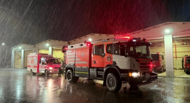 İzmir İtfaiyesi deprem sonrası destek için Sındırgı’da