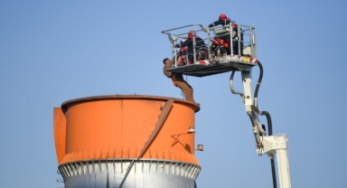 İzmir İtfaiyesi'nden baş döndüren kurtarma operasyonu