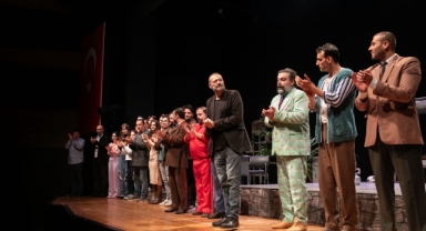 İzmir Şehir Tiyatroları sezonu yeni sahnesinde açtı