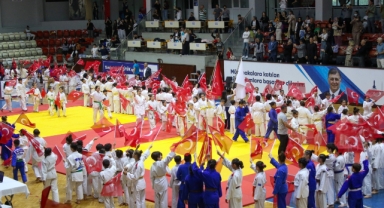 Minik sporcular Cumhuriyet için ter döktü