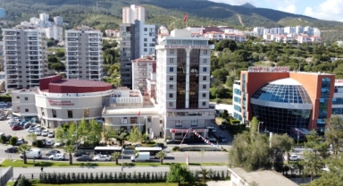 Narlıdere Belediyesi'nden minik öğrencilere çanta ve kırtasiye desteği