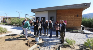 Selçuk Belediyesi'nden üreticiye ücretsiz “Toprak Analizi Eğitimi” 