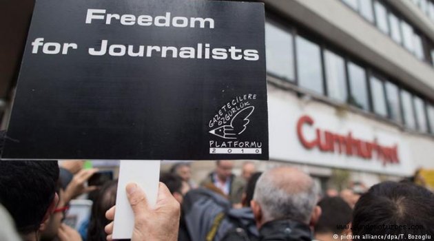 33 gazeteci hapiste, yüzlercesi yargı önünde