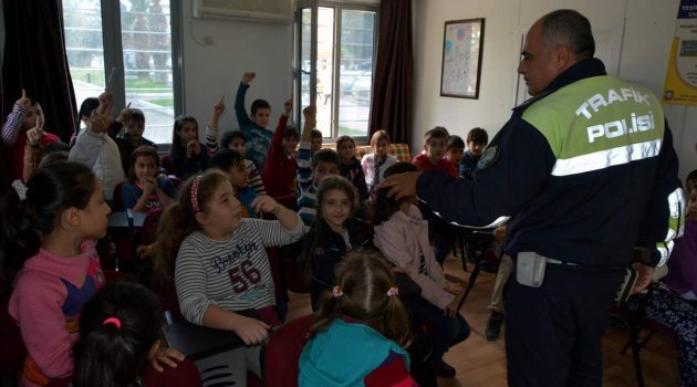 ALİAĞA’DA İLKOKUL ÖĞRENCİLERİNE TRAFİK EĞİTİMİ VERİLDİ