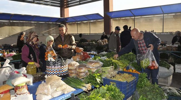 ALİAĞA’NIN KÖYLÜ PAZARI İZMİR’E BİR METRO KADAR YAKIN