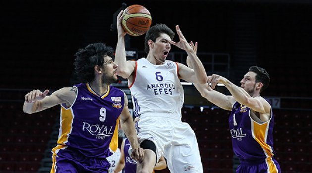 Anadolu Efes zorlansa da kazandı