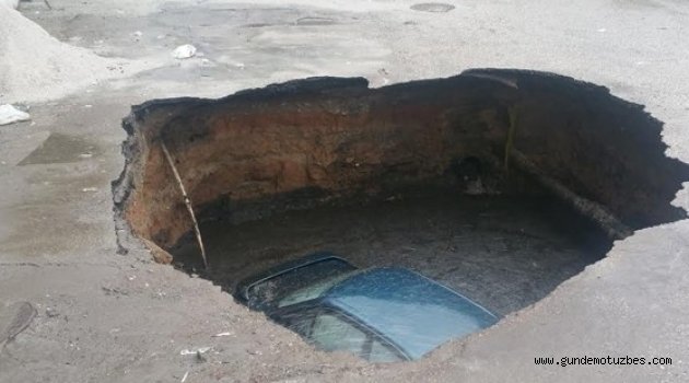 Ankara&#039;da bir otomobil çöken yoldaki çukura düştü