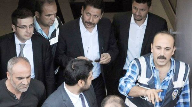 Cemaat operasyonunda gözaltına alınan ünlü işadamı görevini bıraktı