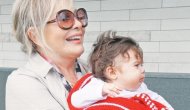 Emel Sayın minik bebeği sevmeye doyamadı