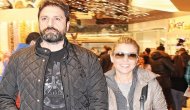 Gülben Ergen ve Erhan Çelik'in el ele alışverişi