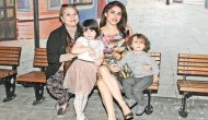 Irmak Ünal annesi ve çocuklarıyla bir arada