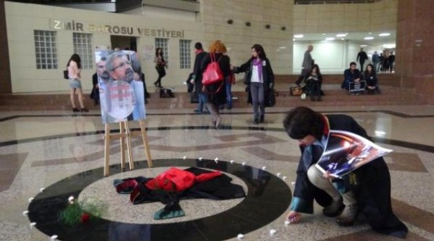 İzmir&#039;de Avukatlardan Bir Saatlik Sessiz Oturma Eylemi