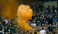 İzmir'de ortalık karıştı! Sis bombası sahaya atıldı