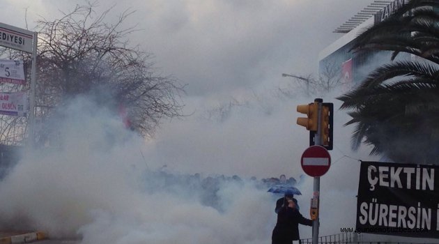 Kayyumun atandığı Zaman&#039;a destek veren kitleye polis müdahalesi!